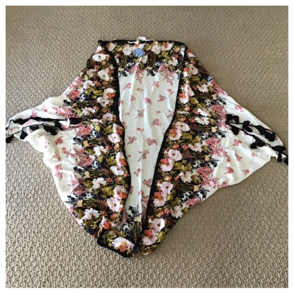 Free People Bali Wrapped In Blooms Shawl.  NWT. - Picture 6 of 8